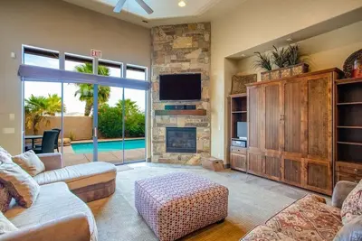 Image de Aqua Vista: Poolside Luxury & Hot Tub Serenity
