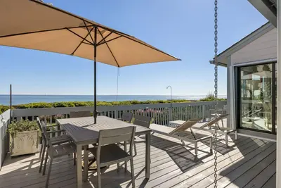 Image de Oceanfront, vintage beach house steps from the sand on Seabrook Island.