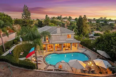 Image de 4000sf + 18min Disney! Stunning Pool w/ Basketball/ Pool Table/Huge Private Yard
