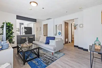 Image de Cozy 2 Bedroom Apartment - Close To It All!