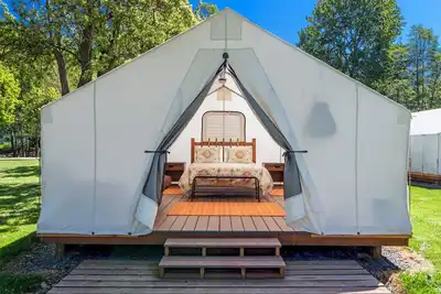 Image de Glamping Tent with Westerly Ocean Views - 1 min walk to beach!