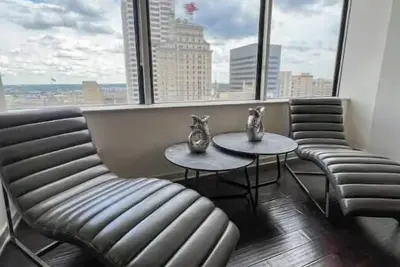 Image de Cozy Retreat with Rooftop Pool, Parking, and Spacious Comfort