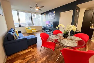 Image de Cozy Retreat with Rooftop Pool, Parking, and Spacious Comfort