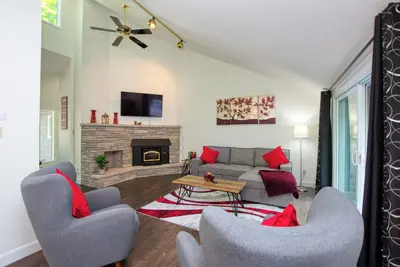 Image de Getaway To Serenity w/ Hot Tub & Game/Sun Room - 10 Min Walk to Beach!