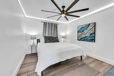 Image de Beach Bungalow with 3 pools! Heart of Destin 10 min walk to the beach