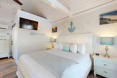 Image de Coastal Estate – Private Cottage with King Bed & Pool Access