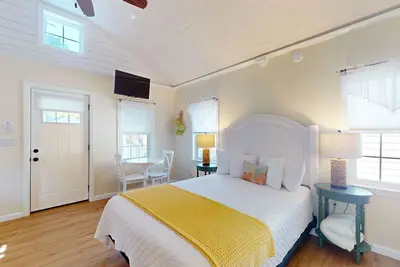 Image de 1br • King Bed • Sofa Bed • Sleeps 4 • Pool - 14