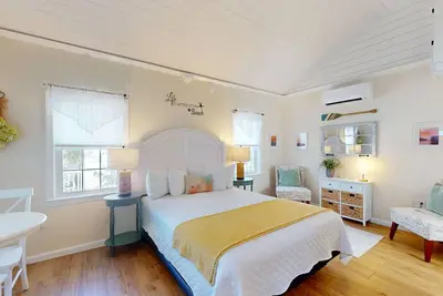 Image de 1br • King Bed • Sofa Bed • Sleeps 4 • Pool - 6