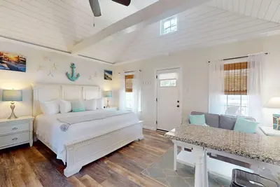 Image de Coastal Estate – Private Cottage with King Bed & Pool Access
