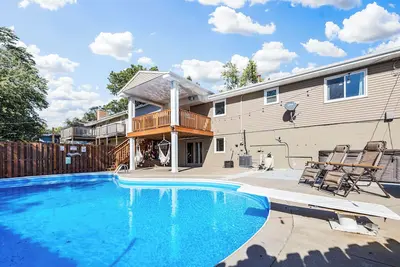 Pool, Sauna, Work out area, ping pong, King Bed. So Many Amenities! ! !