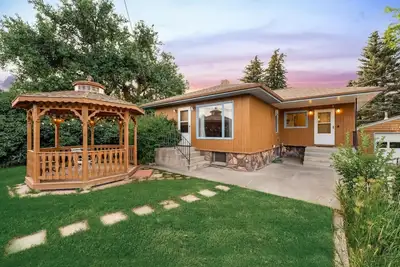 Image de Half Acre/Fenced Yard | Near Airport | Fire Pit| Pets Allowed