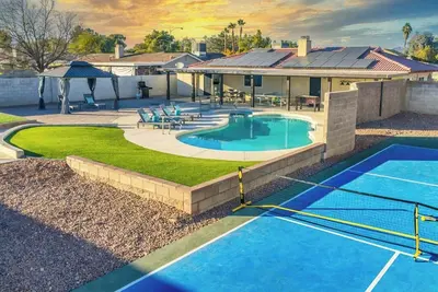 Image de 6 Br  Oasis with Pool, Pickle Ball, Golf & More!