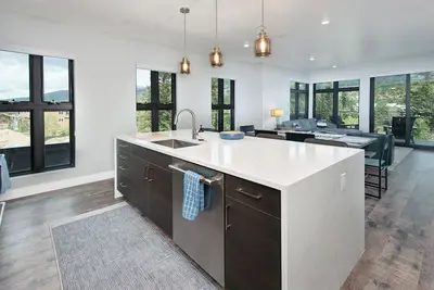 Image de Stunning new 2br Penthouse with Private Hot Tub On the River