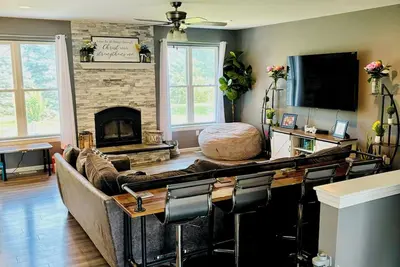 Image de Whole house with volleyball court and Minutes from the Big House and Um hospital
