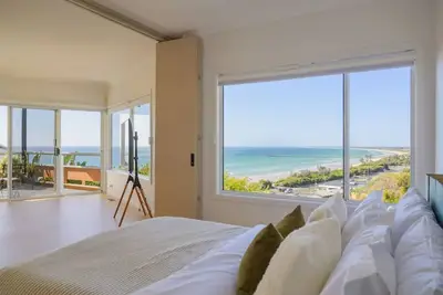 Seaview Sanctuary at the Beach- Watch city skyline and beach from everyroom