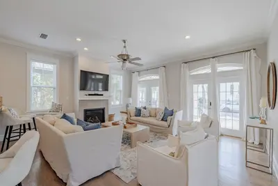 Image de New Listing! Charming 4-bedroom Luxury home!