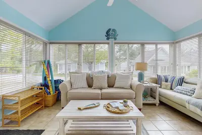 Image de Cozy Cottage with Pools, Pickleball, Game Room, and Trolley to Nearby Beaches