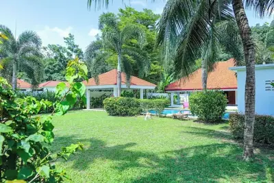Image de 3 Bedroom Pool Villa with large walled garden in Paklok