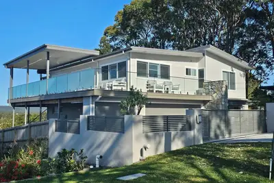 Image de Luxury Hidden Lakeside Gem that fits the whole family!