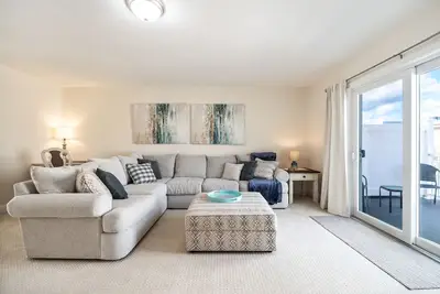 Image de Sunset Sanctuary | 3br Monthly | In-Unit Laundry