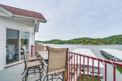 Image de 'Lake It Easy' Waterfront Ozarks Condo w/ Balcony!