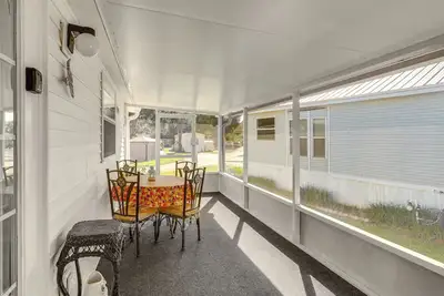 Lakeland Cottage w/ Pool Access + Screened Porch!