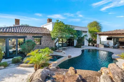 Image de Luxury Single Story Home w/ Pool House, Heated Pool/Spa, Outdoor Living, Fire Pit, Garage Parking!
