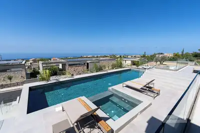 4 bed brand new villa, sea views, private pool, 5 minute drive from Coral Bay