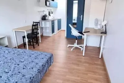 Image de Studio en rez de jardin avec terrasse privée