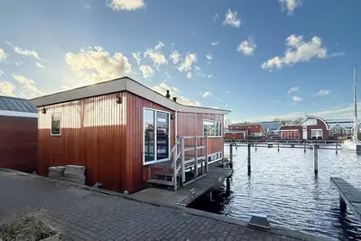 Image de Houseboat, located in the marina of Uitgeest