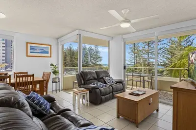 Image de Beachfront access from Esplanade apartment!