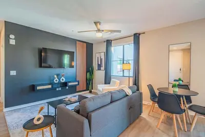 Image de City Living | Gym, Pool, W/D, Parking. Sleeps 5