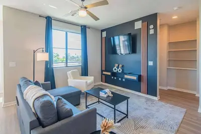 Image de Elegant 2br Apartment in Uptown Biltmore with Gym Pool Parking Wd