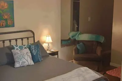 Image de Southwest Retreat Private Pet friendly, fenced in yard 7min off I-64.