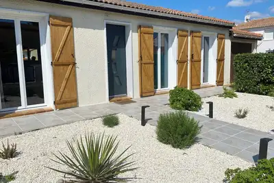 Image de Maison avec piscine et jardin
