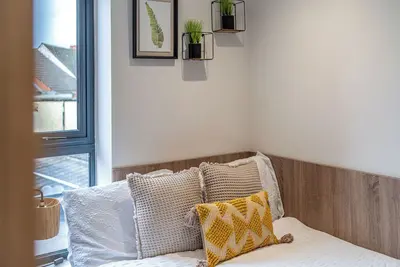 Image de Bright Central Studio Apartment- Close to Football Club