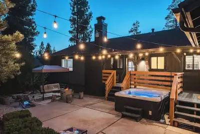 Image de A/C! Ev Charging- Hot Tub - Gas Fire Pit - Gameroom - Modern Décor!