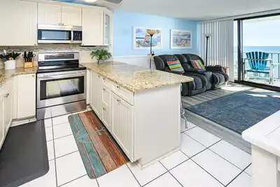 Image de Oceanfront 2 Br Condo with Shared Indoor/Outdoor Pool! Royal Garden Resort 704