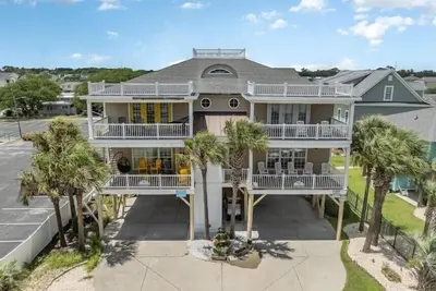 Image de 2nd Row Beach House with a Private Pool! Sea Bubbles