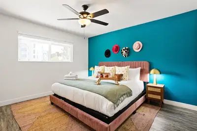 Image de Glimmer - 2 Unit Combo - Sleeps 8 - In Old Town