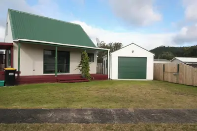 4br Home with Sleepout Near Town & Clubs