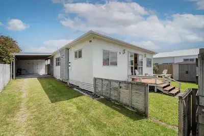 Image de Stylish 3br Retreat Centrally Located Near Beach & Town