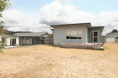 Modern Spacious 4br Bach with Large Deck