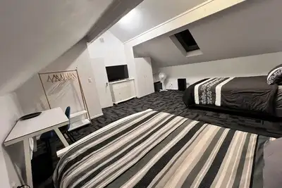 Image de Triple Room Only with Shared Bathroom @ La Casa Bonita Auckland 8 Bedroom Villa.