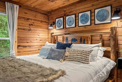 Image de Romantic, Hot Tub, Game Room, walk to bike path