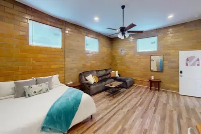 Image de 1br|Brick Warehouse Loft|Urban Charm|Modern Design