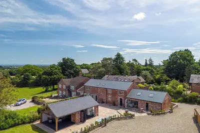 Image de Superking beds, hot tub, entertainment suite, off road location, stunning views