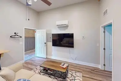 Image de 1br|Chic Warehouse Suite|Exposed Brick|Modern Gem