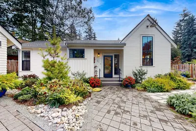 Image de Modern, family-friendly natural light filled cottage with patio, central Ac