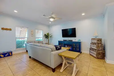 Image de Gorgeous coastal home with shared pool and easy beach access